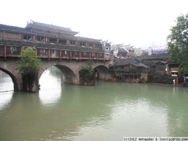 Fenghuang Cheng
Este es el puente principal de Fenghuang, Un puente cubierto y lleno de tiendas en su interior.
