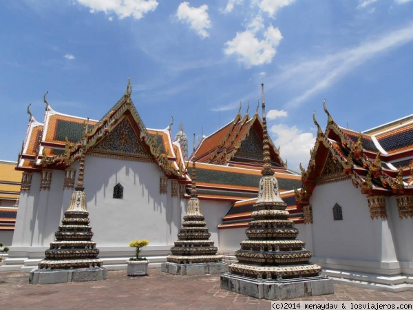 Templo Wat Pho Bangkok
En este templo se encuentra el gran buda reclinado. Pero no es lo unico que se puede visitar. Un sin fin de budas de todos los tamaños distribuidos por diferentes salas, y estos bonitos patios.
