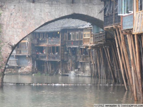 Fenghuangcheng
Las casas que estan junto al rio estan sujetas con vigas de madera.
