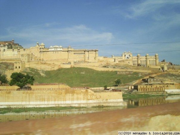 Fuerte de Amber
Vista del Fuerte de Amber. No es el mas impresionante del Raj, pero aun asi merece la pena. Se tiene la posibilidad de subir en elefante.
