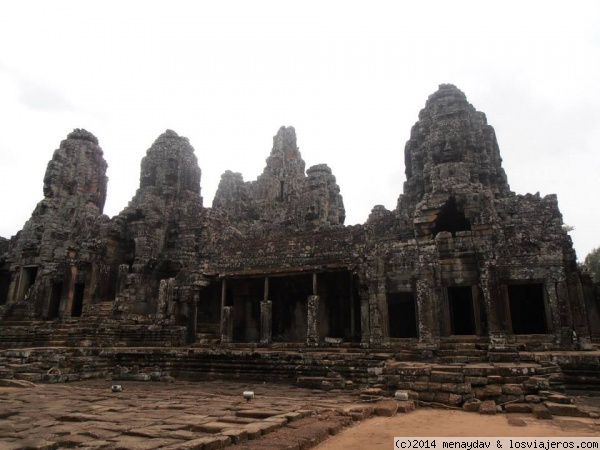 Templo de Bayon Camboya
Mi templo favorito es el de Bayon, que se encuentra en Angkor Thom. Sus cientos de caras te vigilan desde todas partes mientras recorres el templo. Un pequeño laberinto en el que perderse.
