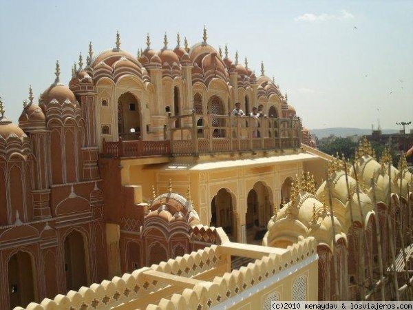 Palacio de los vientos
El interior del palacio de los vientos de Jaipur se esta restaurando entero (2008), pero se puede visitar sus estancias vacias, y asomarse a sus famosas ventanas.

