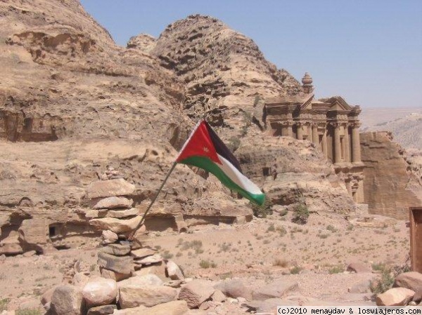 El Tesoro
Despues de subir y subir escalones con un sol de justicia, llega la recompensa. El tesoro es uno de los edificios mas bonitos de Petra. Si aun quedan fuerzas para continuar, se puede subir a los miradores que hay mas arriba.
