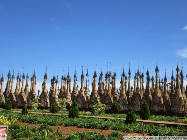 Kakku
Aunque esta un poco lejos, merece la pena visitar Kakku, desde el Lago Inle. Vista panorámica de este complejo con cientos de estupas.
