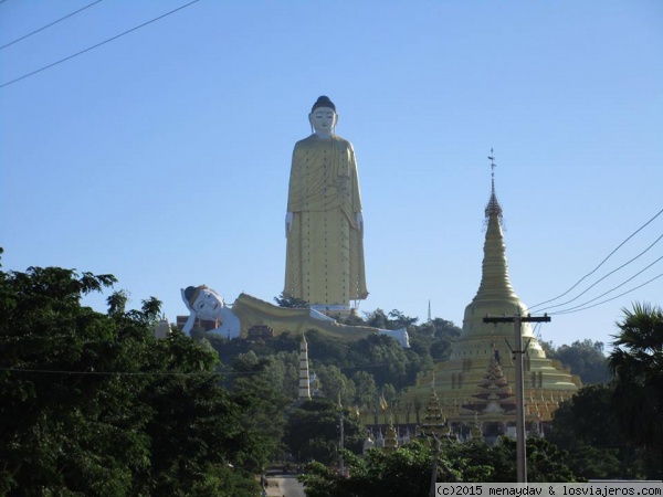 Laykyun Setkyar Monywa
A las afueras de Monywa se encuentra este complejo que parece un parque temático de Buda. Cientos de imágenes en los jardines, un autentico ejercito que parece guardar a los dos colosos de la fotografía.
