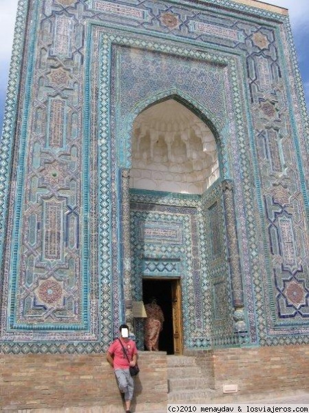 La avenida de los Mausoleos
Uno de los lugares mas bonitos de Samarkanda es esta avenida llena de mausoleos, algunos mas sencillos y otros mas lujosos en detalles.
