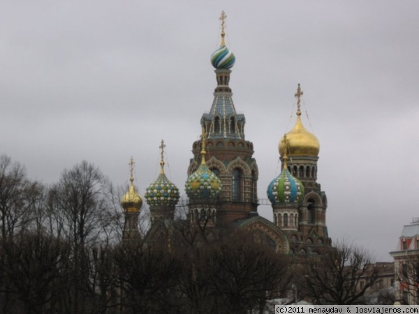 Salvador sobre la Sangre Derramada en San Petersburgo.
La Catedral de San Basilio en Moscu se lleva la fama, pero esta catedral me parece mucho mas espectacular, tanto por su decoracion como por su ubicacion.
