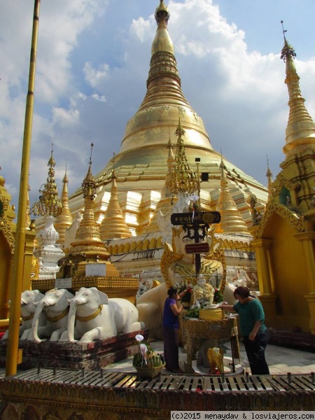 Shwedagon Paya
Quizás sea la pagoda mas conocida de Myanmar. Una de las mas impresionantes. Merece una larga visita, con calma, para observar a los birmanos realizar sus ofrendas y rituales.
