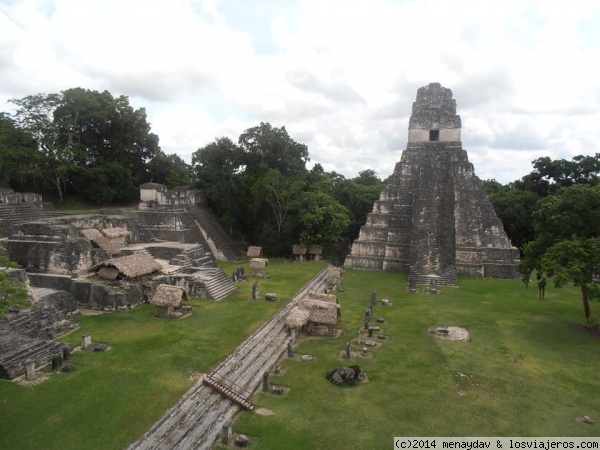 Plaza de Tikal
La parte mas impresionante de Tikal es esta plaza, con dos grandes piramides, y diferentes edificios.
