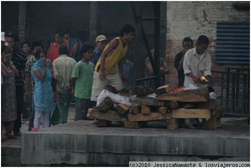 CREMACIÓN 1, Bellezas de Kathmandu
Cremación en Pashupatinath. Momento en el que prenden la pira
