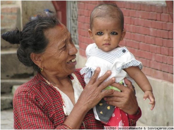 AMOR DE ABUELA, Bellezas de Nepal
Abuela newari sosteniendo a un babu.
