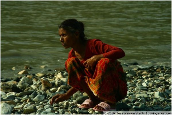 ESTA PIEDRA SÍ, ESTA NO, Bellezas de Nepal
Mujer nepalí a la orilla del río eligiendo las piedras más duras para poder utilizar de instrumento
