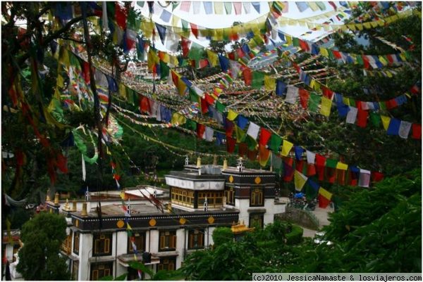 TEMPLO ENTRE ORACIONES, Bellezas de Kathmandu
Templo y banderas de oración tibetanos en el templo de los monos de Swayambunath, Katmandú.
