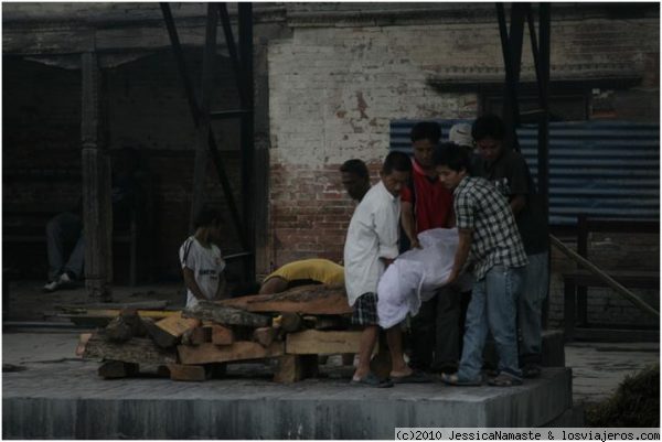 CREMACIÓN, Bellezas de Kathmandu
Cremación en Pashupatinath. Momento en el que le dan 7 vueltas al cadaver junto a la pira
