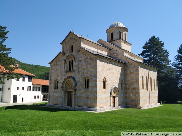 Exterior de Visoki Decani
Vista del exterior de la iglesia y su zona ajardinada
