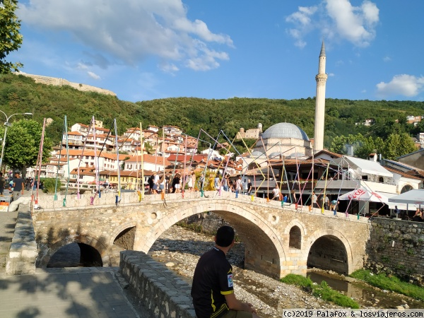 Prizren desde su puente de piedra
Estampa más representativa de Prizren con su puente de piedra y su principal mezquita al fondo
