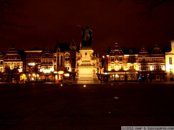 PLAZA VRIJDAGMARKT
BONITA IMAGEN NOCTURNA DE LA GRAN PLAZA DEL MERCADO DEL VIERNES
