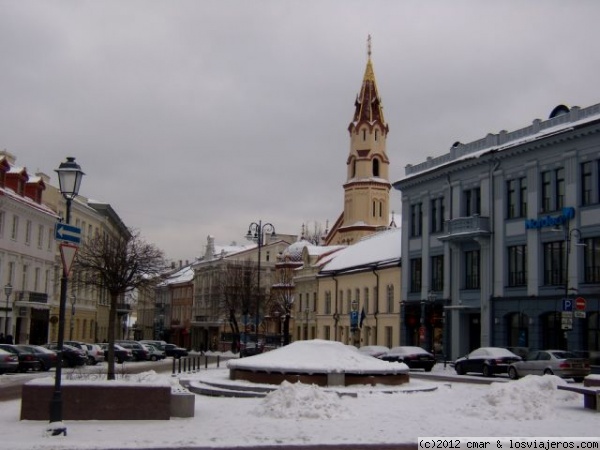 PLAZA DEL AYUNTAMIENTO
EN UN LATERAL DE LA ENORME PLAZA DEL ANTIGUO AYUNTAMIENTO DE VILNIUS PODEMOS VER LA PRECIOSA TORRE DE LA IGLESIA ORTODOXA DE SAN NICOLÁS
