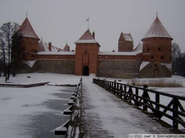 CASTILLO DE TRAKAI
EL BELLO CASTILLO DE TRAKAI, AL CUÁL SE ACCEDE ATRAVÉS DE UNA PASARELA DE MADERA, SE ENCUENTRA SOBRE UN ISLOTE EN MEDIO DE LAGO
