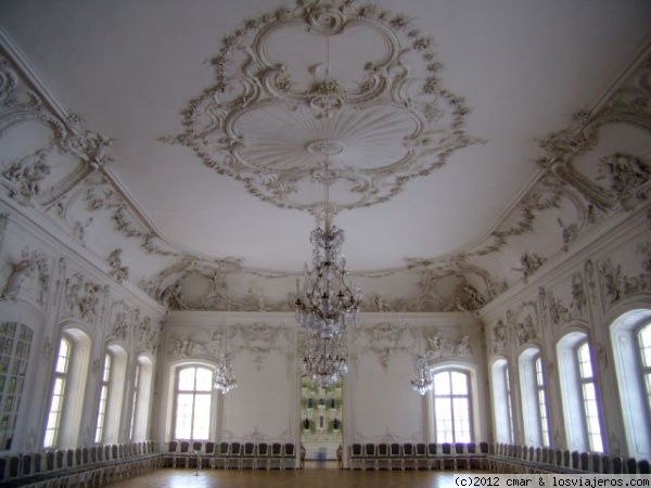 SALA BLANCA
OTRA DE LAS SALAS DEL PALACIO DE RUNDALE ES LA SALA BLANCA, DÓNDE LAS PAREDES Y TECHOS ESTÁN PRECIOSAMENTE DECORADOS CON MOTIVOS DE DIFERENTE ÍNDOLE
