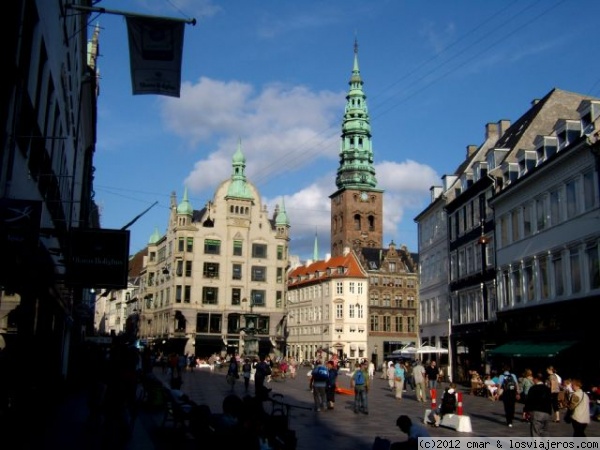 PLAZA DEL CENTRO DE COPENHAGUE
A LO LARGO DE LA COMERCIAL CALLE STROGET ENCONTRAMOS BONITAS PLAZAS COMO LA DE ESTA IMAGEN
