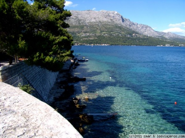 KORCULA
EN ESTA FOTO SE PUEDE APRECIAR EL CONTRASTE DE COLORES DE LAS AGUAS QUE RODEAN A LA MURALLA DE LA CIUDAD DE KORCULA
