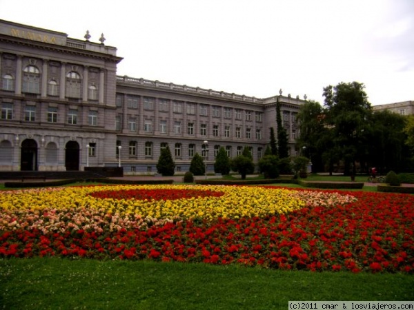 EDIFICIO MIMARA, ZAGREB
HERMOSOS JARDINES RODEAN AL NEOCLÁSICO EDIFICIO MIMARA DE ZAGREB
