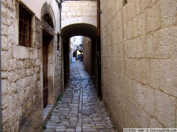 TROGIR
ENCANTADORA CALLEJUELA EN EL CENTRO HISTÓRICO DE TROGIR
