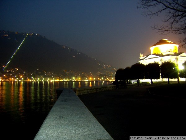 noche en lago de Como
los paseos nocturnos por las orillas del lago de Como ofrecen imágenes tan idícilas como ésta.
