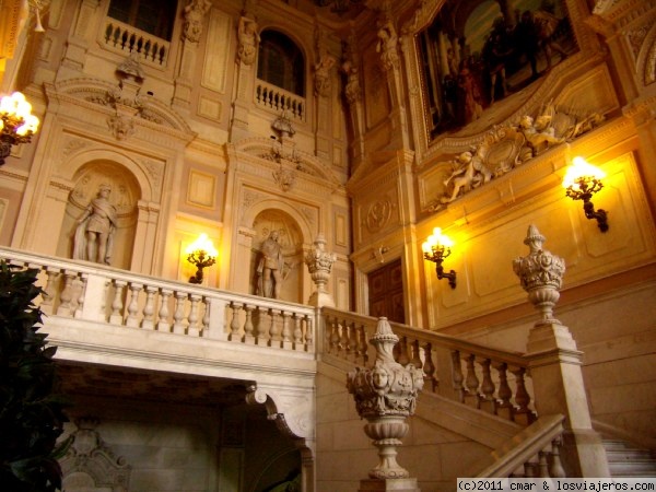 Castillo Real de Turín
el Castillo Real de Turín que preside la gran plaza del Castello se nos muestra sencillo en su exterior pero el interior está suntuosamente decorado, como es el caso de la escalera principal y las paredes y techos de acceso a los salones reales, como bien refleja esta fotografía.
