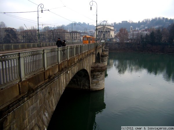 puente sobre el río Po
el río Po se pasea amplio y elegante por la ciudad de Turín.  Al fondo del puente se en encuentra la Gran Basílica de la Madre de Dios.
