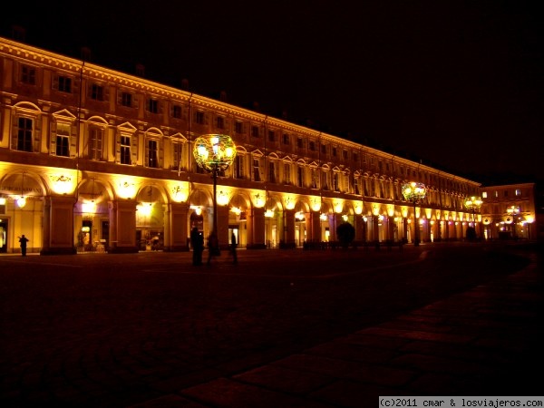 Piazza San Carlo
La Plaza de San Carlos de Turín es una de las preciosas plazas que se encuentran repartidas por el centro de la ciudad y en la que los comercios se ubican bajo preciosos pórticos alrededor de la misma. Cabe mencionar que esta plaza se denominada 