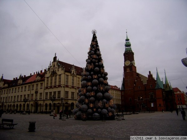 plaza Rynek de wroclaw
la plaza del mercado de wroclaw, con su precioso ayuntamiento al frente, es un ejemplo claro de la belleza de las plazas viejas de las ciudades polacas
