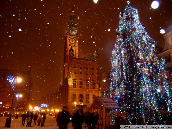 nevada en Gdansk
la intensa nevada junto a la iluminación navideña ofrecen este mágico aspecto de la calle real de Gdansk, la cuál está presidida por la alta torre de su ayuntamiento.
