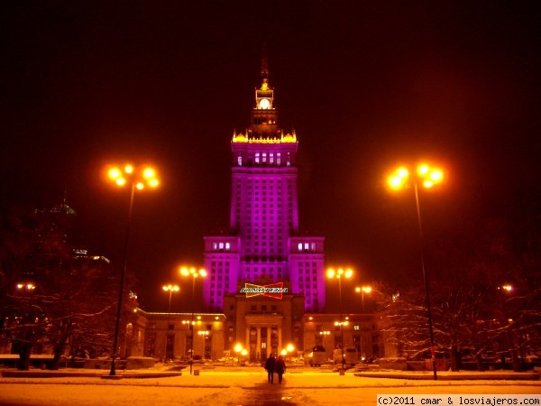 palacio de la cultura de noche
el palacio de la cultura y la ciencia de Varsovia es un claro ejemplo de arquitectura estalinista. Si de día es imponente, de noche iluminado aún más.

