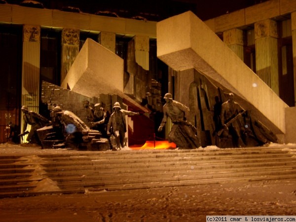 monumento al levantamiento de Varsovia de 1944
imagen nocturna del monumento al levantamiento de Varsovia de 1944
