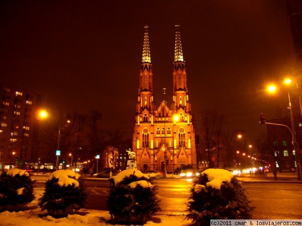 Basílica menor de Varsovia
en la orilla derecha del Vístula, se sitúa el antiguo barrio varsoviano de Praga, en el cuál podemos encontrar la preciosa basílica menor construida en estilo neogótico
