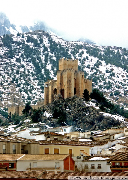 Castillo de Vélez Blanco - Almería
Castillo renacentista de los Fajardo en Vélez Blanco, Almería: Uno de los castillos más bellos y desconocidos de España con su grácil estampa en lo alto de una colina y enmarcado por las cumbres de la Sierra de María.
