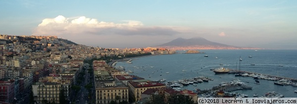 Atardecer en Nápoles desde Posillipo
Desde las laderas de Posillipo se puede disfrutar de uno de los mejores atardeceres en Nápoles.
El funicular de Mergellina facilita la ascensión. Un tren metropolitano conecta la zona con la estación de Plaza Cavour, en las proximidades del Museo Arqueológico Nacional.
