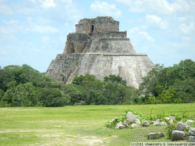 Foro de Uxmal en Riviera Maya y Caribe Mexicano: Pirámide del adivino. Uxmal