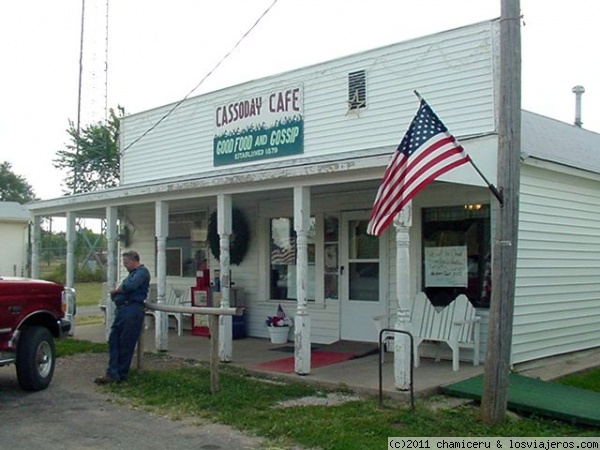 Cassoday Cafe
Pequeño café en el pueblo ganadero de Cassoday, Kansas. Buenas hamburguesas pero no hay cerveza. Solo cocacola, zarzaparrilla y cosas así. Si os fijáis tiene para atar los caballos.
