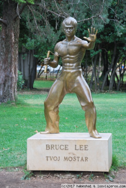 Bruce Lee en Mostar
Estatua dedicada a Bruce Lee, en un parque de Mostar
