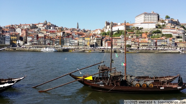 OPORTO Y SU INCREÍBLE BELLEZA
Oporto, qué decir de ella??. Siempre que nos viene a la cabeza su nombre, la asociamos enseguida con el famoso vino pero Oporto no sólo es vino, es... Cultura, Pasión, Gastronomía, Gentes amables,... es una increíble belleza sacada de la decadencia de tiempos pasados.
