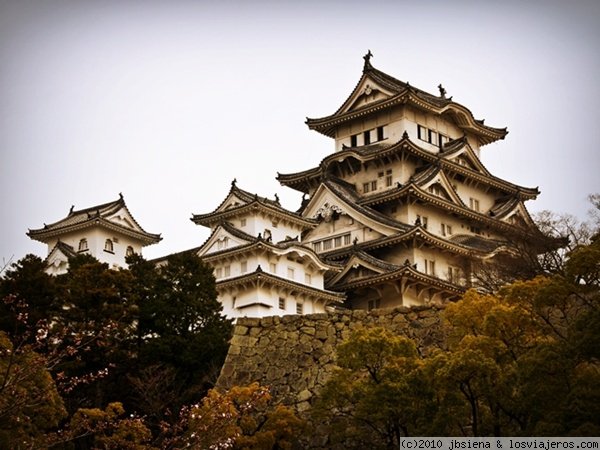 Castillo de Himeji
Uno de los castillos más bonitos y mejor conservados de Japón. Es enteramente de madera y conserva las estancias interiores sin modificar. Patrimonio de la Humanidad por la UNESCO y Tesoro Nacional del país.
