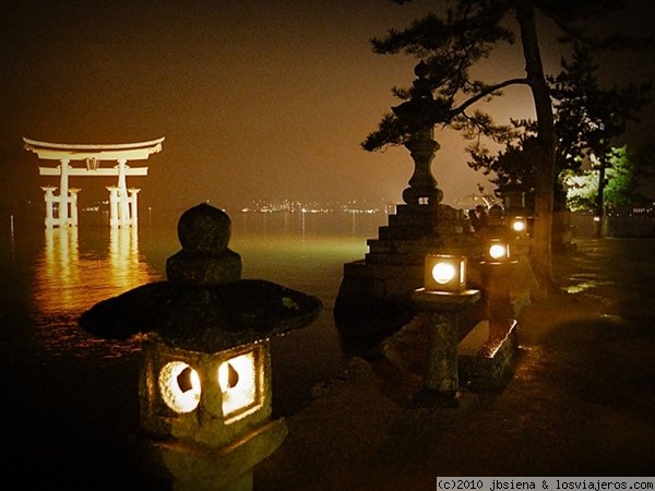 Miyajima de noche
Vista nocturna del torii flotante del Santuario Itsukushima en la isla de Miyajima.
