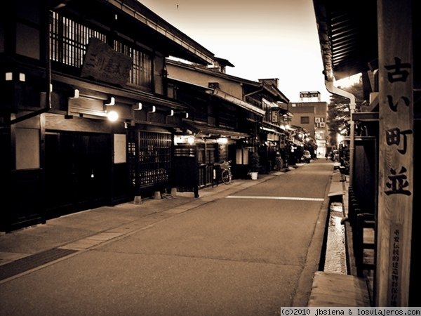 Takayama al anochecer
Calle de Takayama al anochecer. El centro histórico de Takayama ha sido preservada con muchos edificios y calles enteras de casas que datan del Periodo Edo (1600-1868), cuando la ciudad era una prospera ciudad de comerciantes.
