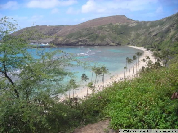 Hanauma Bay
cráter volcánico extinto al sudoeste de la isla hawaiana de Oahu.
