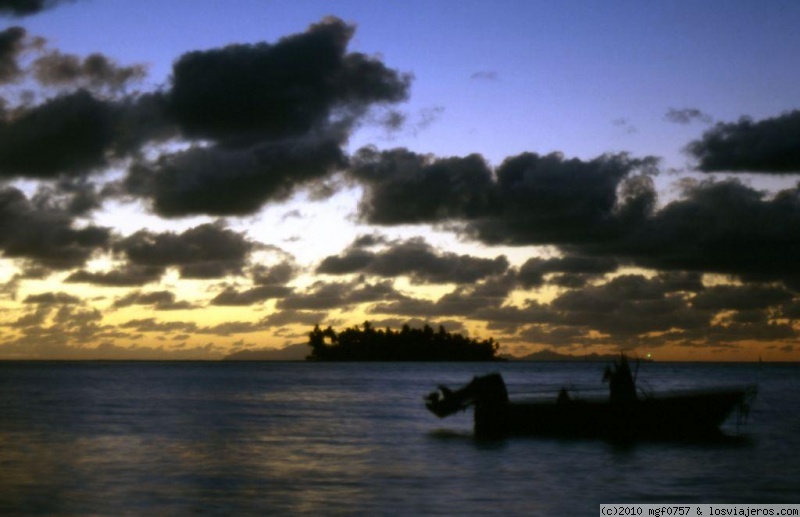 Viajar a  Polinesia Francesa: Morea - Amanecer en Raiatea. Polinesia francesa (Morea)