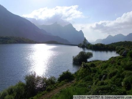 Atardecer en Lago del Valle
Asturias. Parque Natural de Somiedo. Atardecer en el lago
