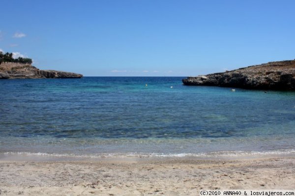 Viendo el mar desde la arena, en Cala Murada
Vista de Cala Murada desde la playa, en la costa este mallorquina
